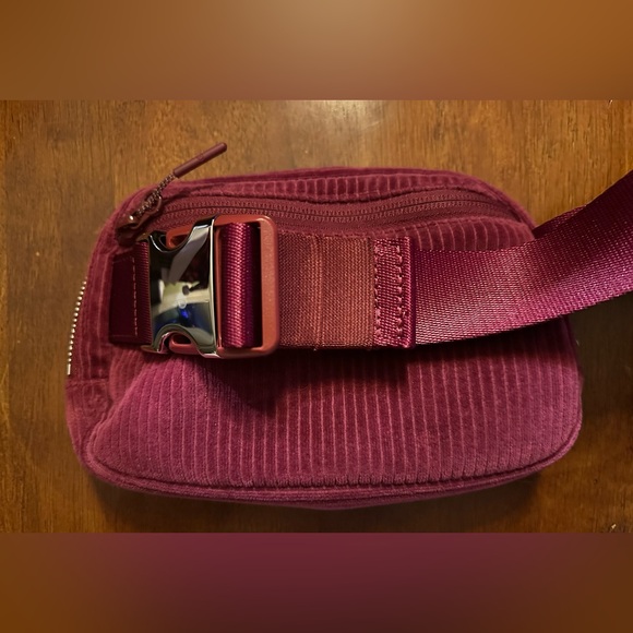 Lululemon everywhere belt bag size L1. - Picture 4 of 8